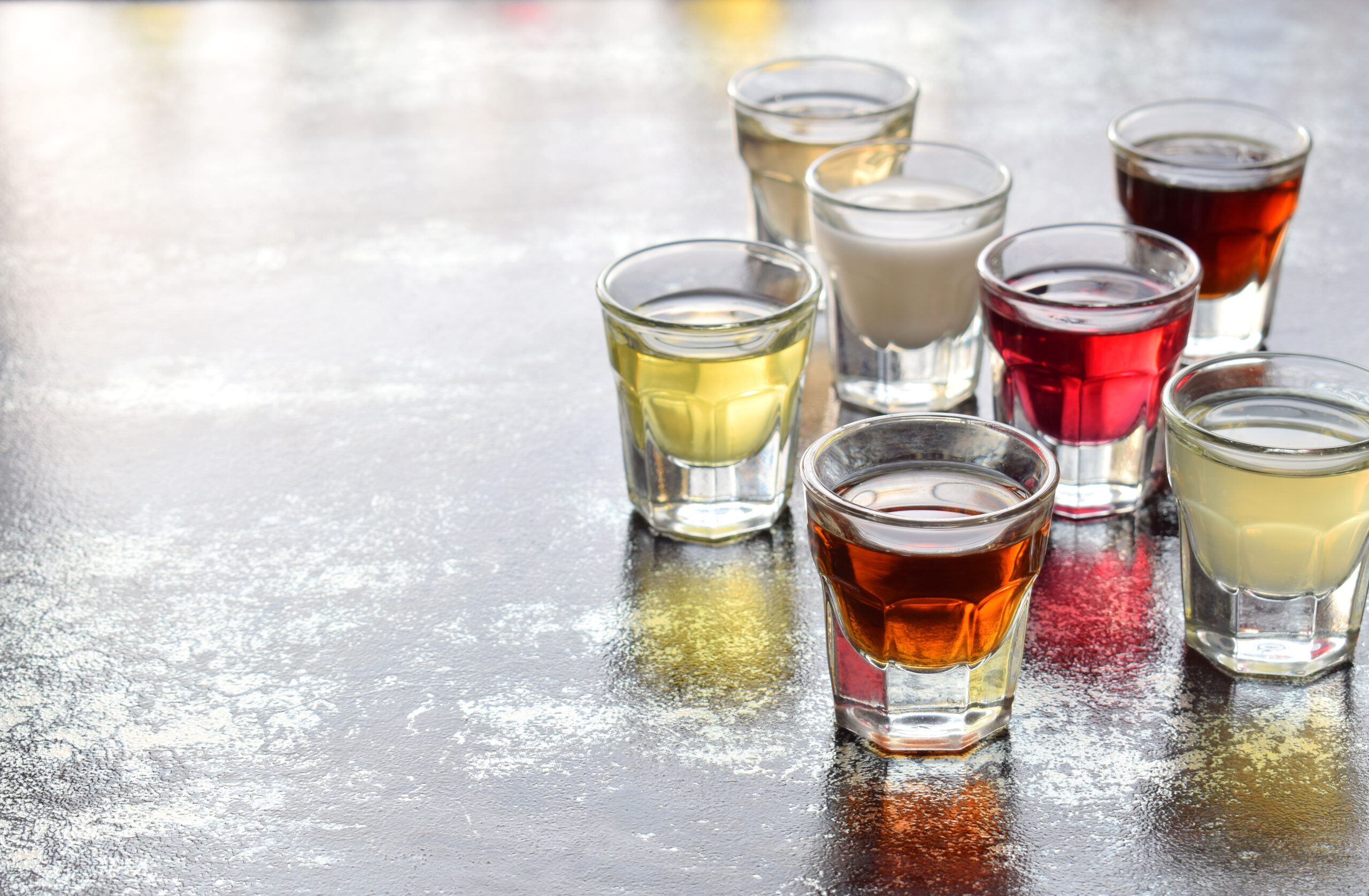 Selezione di liquori artigianali italiani in degustazione, tra profumi e tradizione